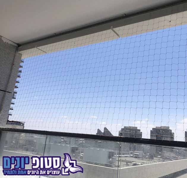 רשת נגד יונים במרפסת שמש בבת ים