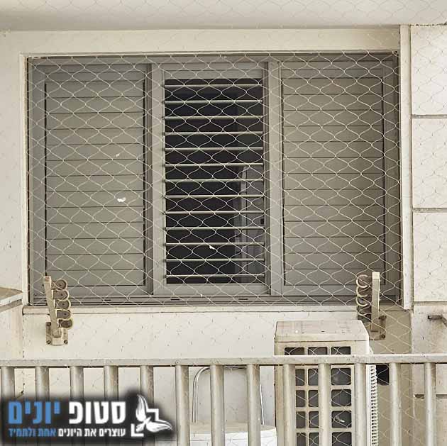 התקנת רשת יונים בחלון בדירה בתל אביב