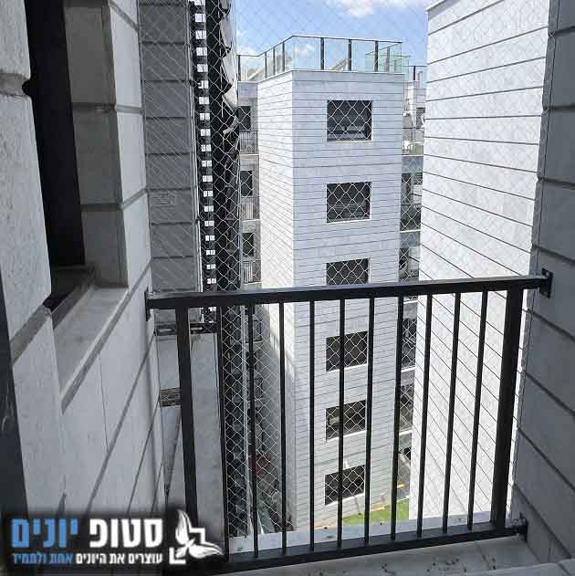 הרחקת יונים ממרפסת שירות