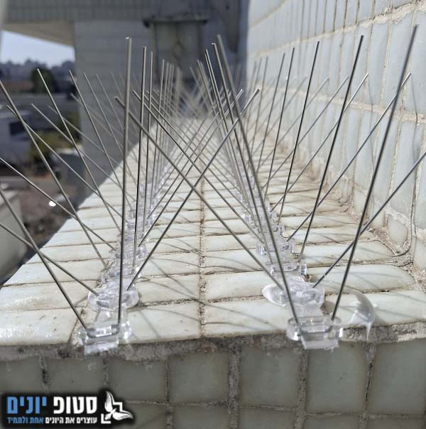 התקנת דוקרנים על מעקה בטון